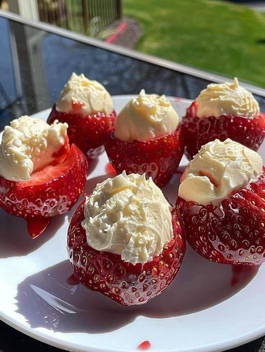 Cheesecake Stuffed Strawberries 